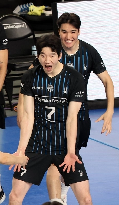 현대캐피탈 허수봉이 8일 충남 천안시 유관순체육관에서 열린 2025~26 V리그 남자부 챔피언결정전 4차전에서 대한항공을 3-0으로 꺾고 승리한 뒤 환호하고 있다. 천안 뉴시스