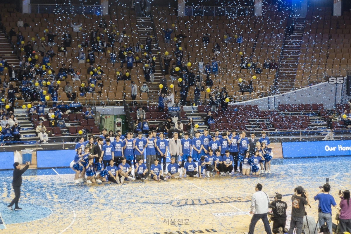 서울 삼성 선수단이 8일 서울 잠실실내체육관에서 열린 2025~26 프로농구 시즌 최종전이자 잠실실내체육관 고별 경기가 끝난 뒤 기념사진을 남기고 있다. 2026.4.8 류재민 기자
