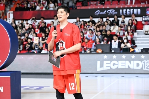 울산 현대모비스 함지훈이 8일 울산 동천체육관에서 열린 2025~26시즌 마지막 홈경기에서 은퇴식 행사를 통해 팬들에게 인사를 전하고 있다. 2026.4.8 KBL 제공