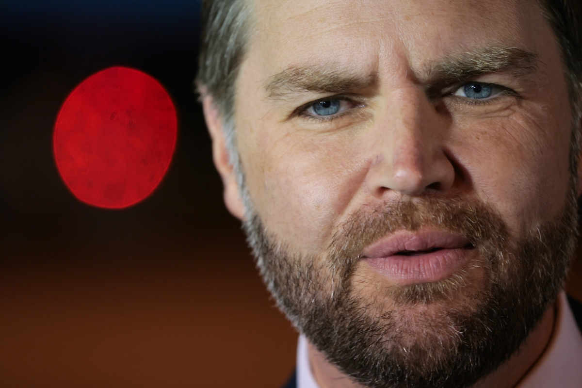 JD 밴스 미국 부통령이 8일(현지시간) 헝가리 부다페스트 페렌츠 리스트 국제공항에서 워싱턴으로 돌아가기 위해 전용기에 탑승하기 전 취재진 질문에 답하고 있다. AP 뉴시스