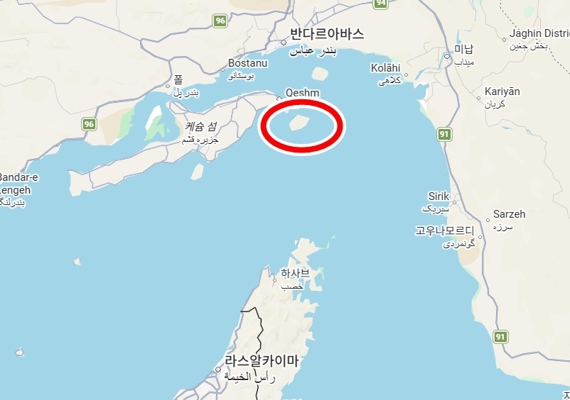 이란 혁명수비대(IRGC) 해군이 9일(현지시간) 발표한 호르무즈 해협 내 우회 항로는 해협 내 라라크 섬(빨간 원)을 통해 북쪽으로 우회하는 경로다. 자료 : 구글 맵