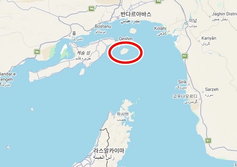 이란 혁명수비대(IRGC) 해군이 9일(현지시간) 발표한 호르무즈 해협 내 우회 항로는 해협 내 라라크 섬(빨간 원)을 통해 북쪽으로 우회하는 경로다. 자료 : 구글 맵