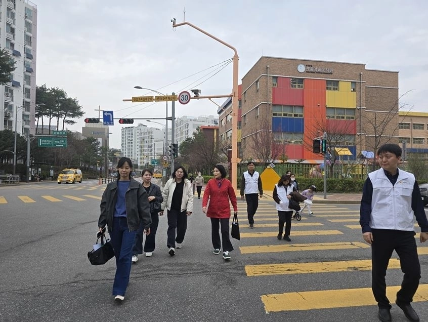 의회 현장민원과와 통학로를 둘러보는 박춘선 의원