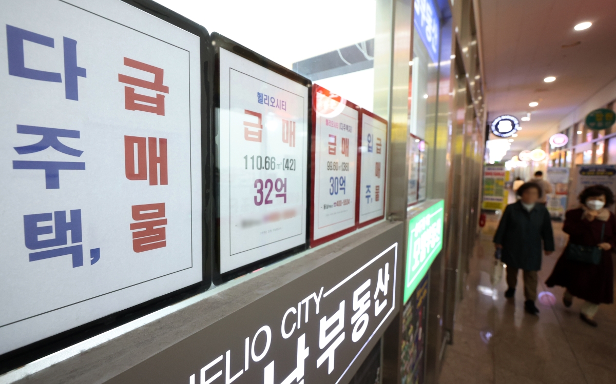 6일 서울 송파구의 한 공인중개사무소에 아파트 매물 안내문이 붙어 있다. 뉴시스