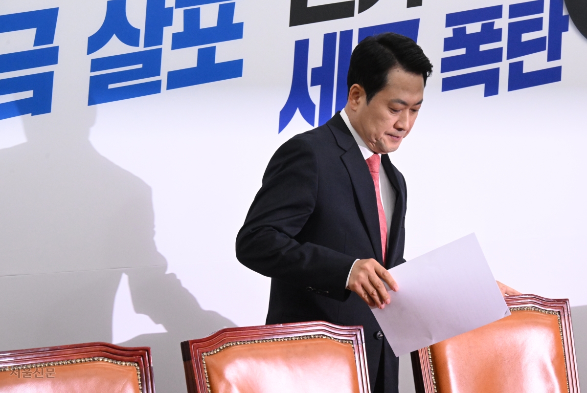 장동혁 국민의힘 대표가 9일 국회에서 열린  최고위원회의에 참석 하고 있다. 안주영 전문기자