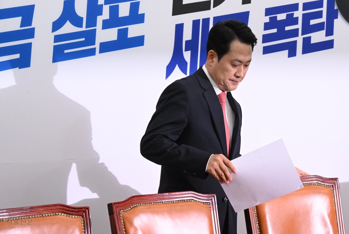 장동혁 국민의힘 대표가 9일 국회에서 열린  최고위원회의에 참석 하고 있다. 안주영 전문기자