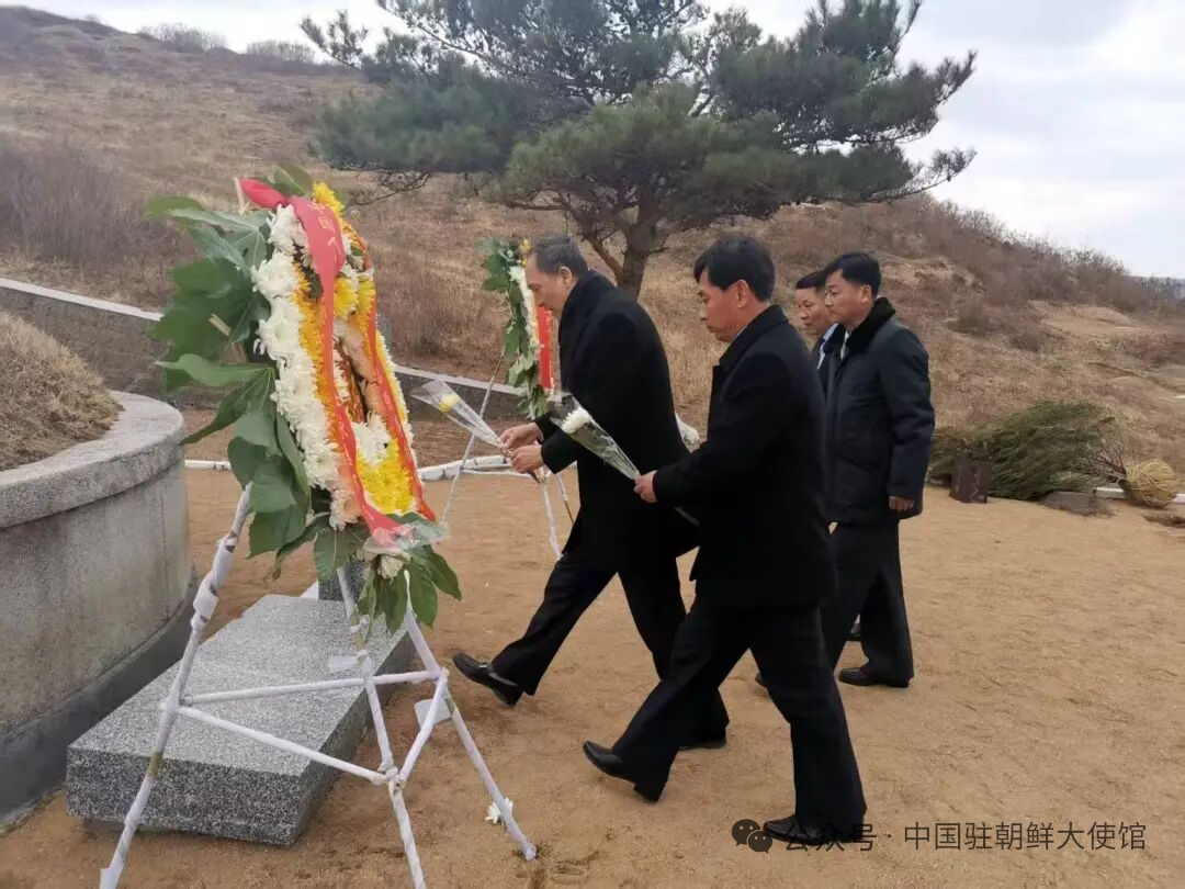 주북한 중국대사관 관계자들이 7일 한식과 비슷한 중국의 명절인 청명절을 맞아 한국전쟁에 참전했던 중국군 묘지를 참배하고 있다. 위챗 캡처