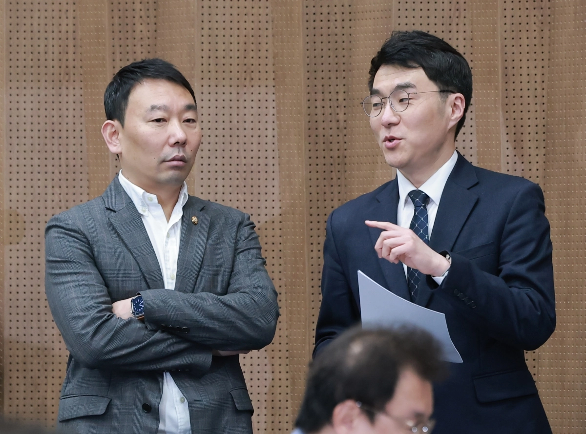 민주당 김용민 의원과 대화하는 김남국 대변인