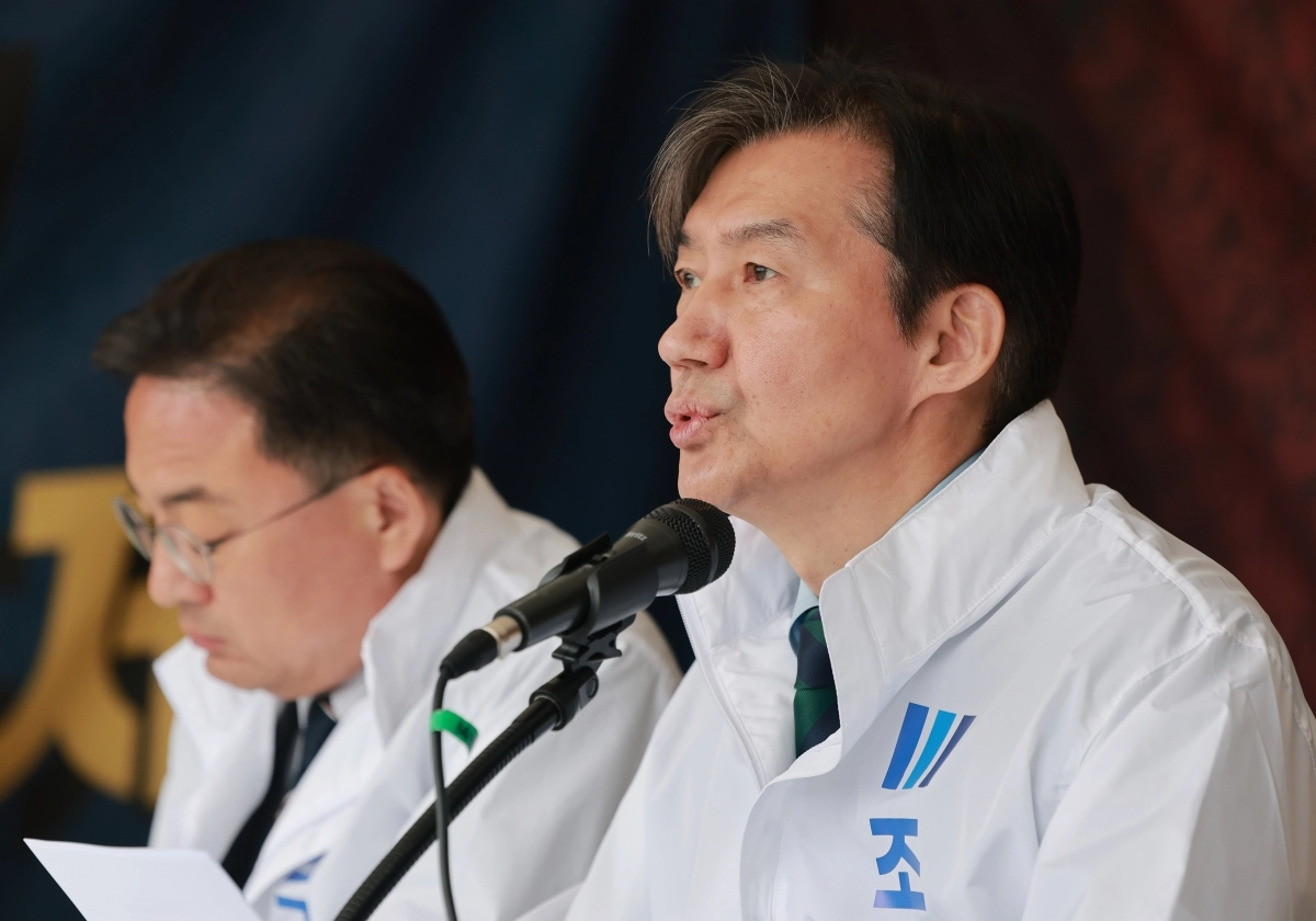 조국 조국혁신당 대표가 9일 국회 본관 앞 정치개혁 촉구 천막농성장에서 열린 최고위원회의에서 발언하고 있다. 2026.4.9 연합뉴스