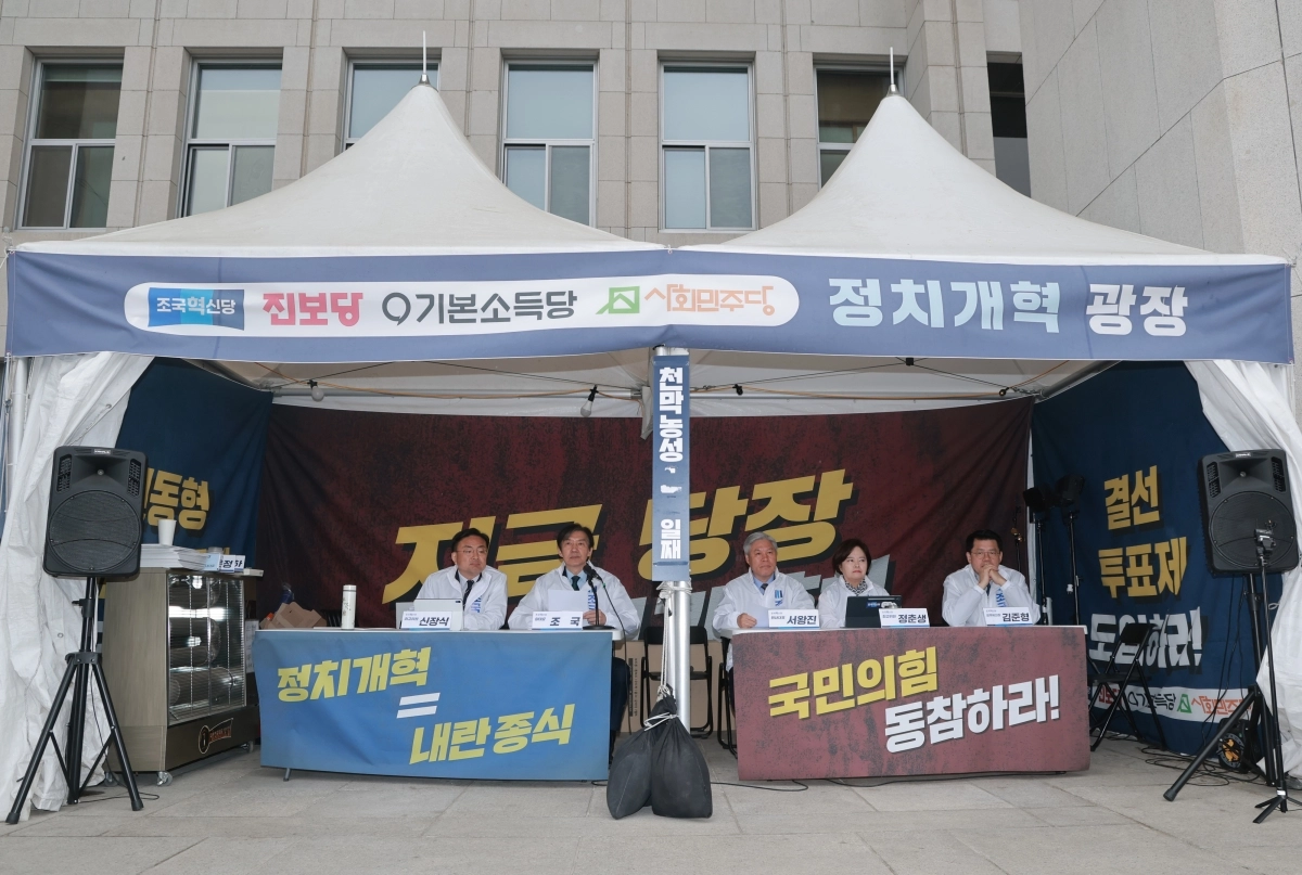 조국 조국혁신당 대표가 9일 국회 본청 앞 정치개혁 촉구 천막농성장에서 열린 최고위원회의에서 발언하고 있다. 2026.4.9 연합뉴스