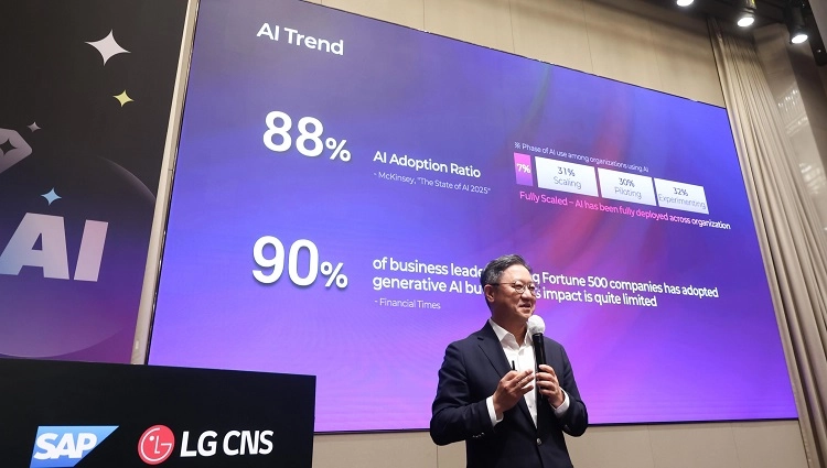 내한신  LG CNS 엔터프라이즈솔루션사업부장 전무가 지난 8일 LG CNS와 SAP가 공동 주최한 ‘Business AI for ERP Summit’에서가 발표하고 있다. LG CNS 제공
