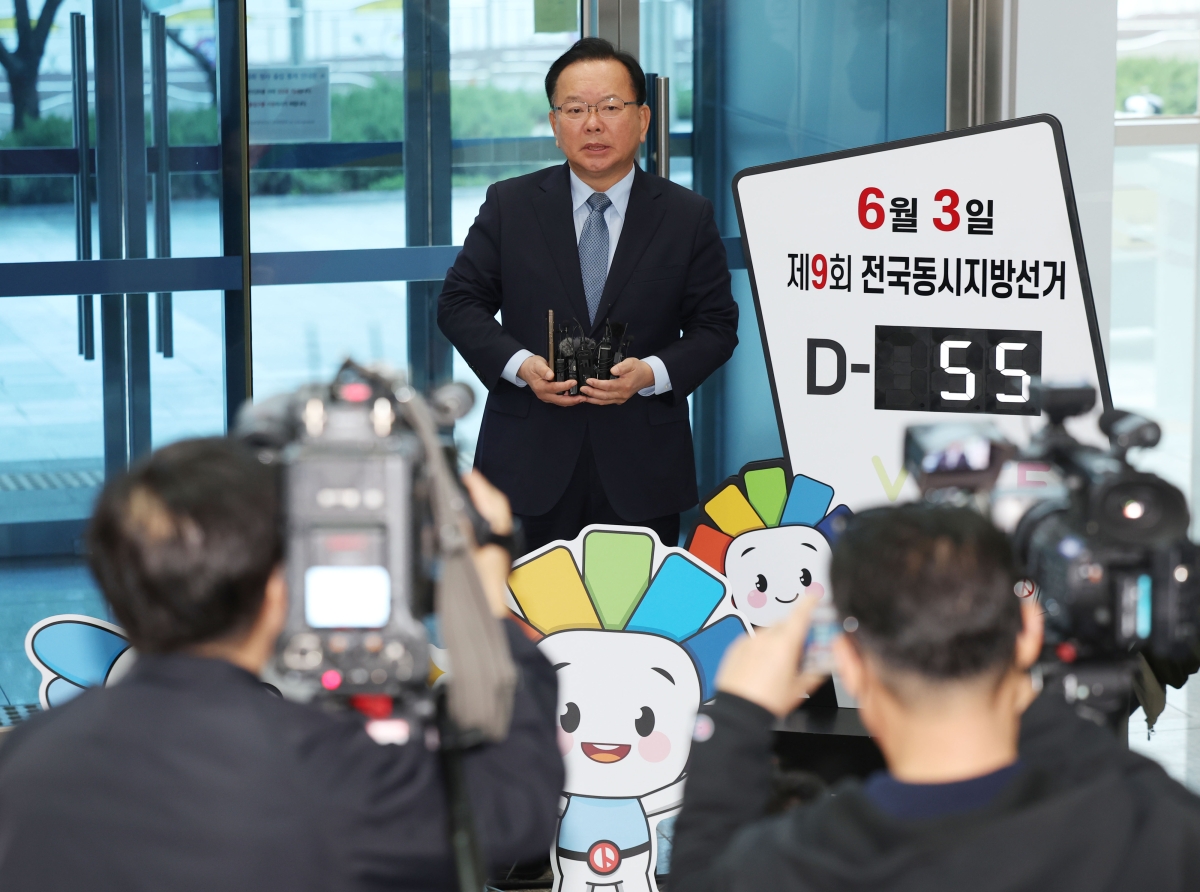 질문에 답하는 김부겸