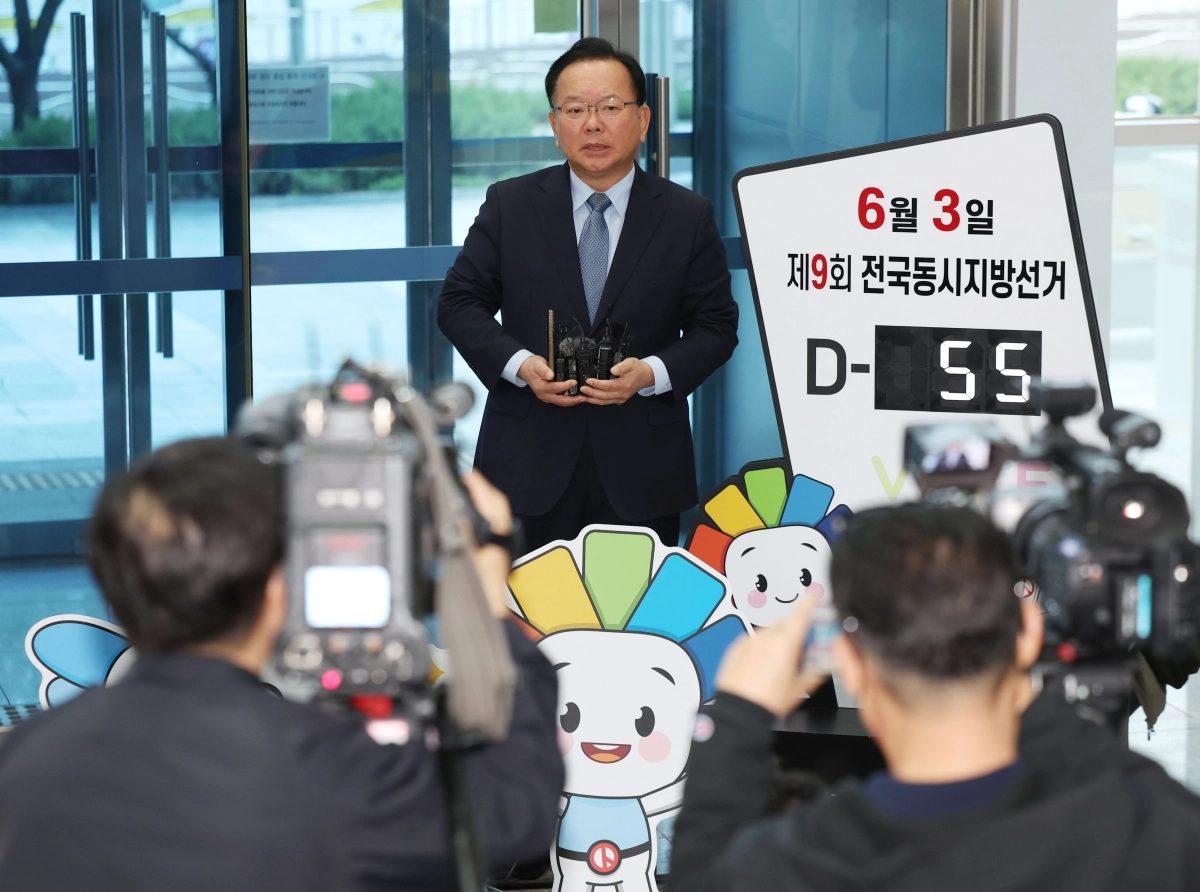 질문에 답하는 김부겸