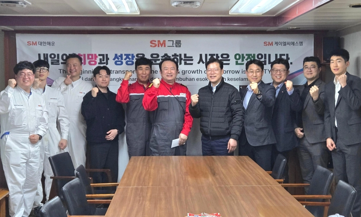 이동수(왼쪽 일곱 번째) ﻿대한해운 대표이사와 권오길(왼쪽 여덟 번째) KLCSM 대표이사가 지난 7일 한국가스공사 인천기지에 정박 중인 액화천연가스(LNG) 운반선 케이 프리지아(K.FREESIA)호에서 경영진 합동 안전점검을 마치며 곽성남 선장(왼쪽 여섯 번째)을 비롯한 승조원들과 기념촬영을 하고 있다. SM그룹 제공