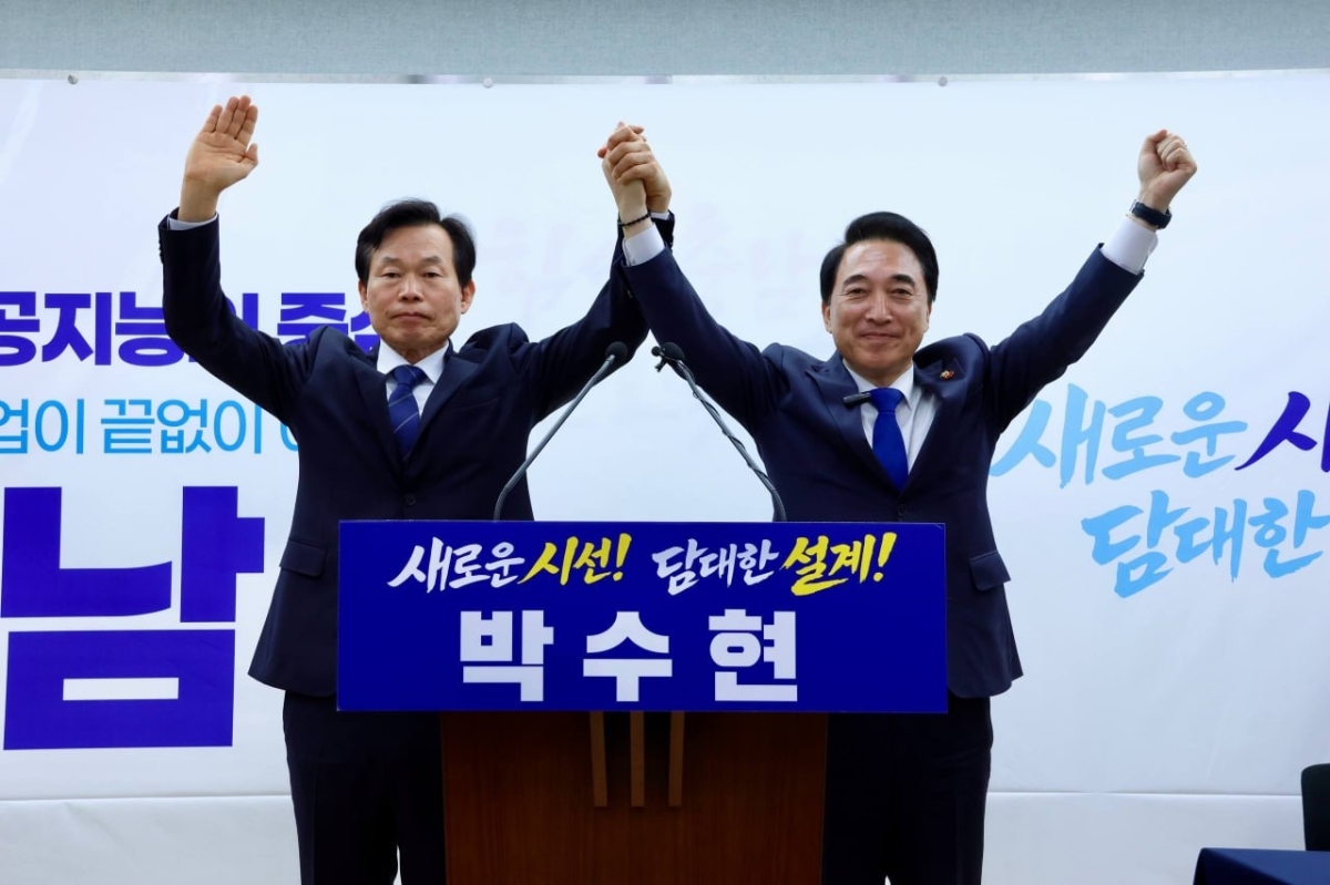 나소열 경선 후보(왼쪽)가 9일 박수현 결선 후보와 정책연대를 결성하고 지지를 선언하고 있다. 박수현 후보 제공