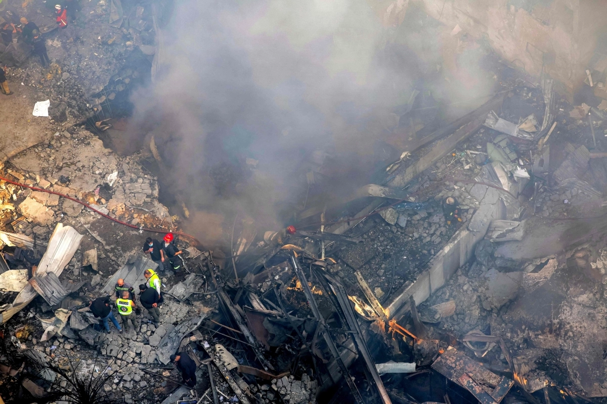 8일(현지시간) 레바논 수도 베이루트의 코르니쉬 알 마즈라 지역에서 소방관들이 이스라엘의 공습 후 발생한 화재를 진압하고 있다. 2026.4.8 AFP 연합뉴스