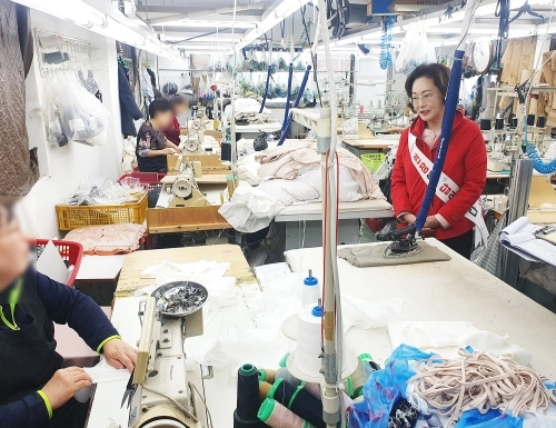 박희영 서울 용산구청장이 지난 30일 청파동의 한 봉제업체를 찾아 근로자들과 대화하고 있다.  용산구 제공