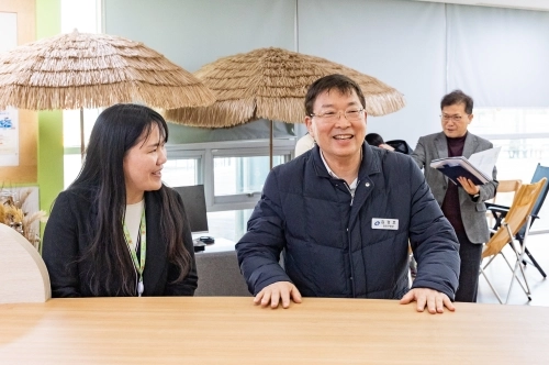 김경호 서울 광진구청장이 청소년 진로직업체험지원센터 ‘해봄’에서 관계자와 대화하고 있다.  광진구 제공