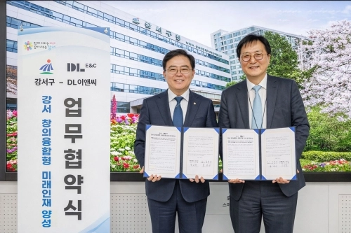 진교훈(왼쪽) 서울 강서구청장이 지난 8일 구청장실에서 마곡 소재 DL이앤씨와 업무협약을 하고 기념사진을 찍고 있다.  강서구 제공