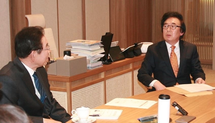 2019년 4월 10일 상암복합쇼핑몰 인허가 방안 촉구 관련 시장실 면담 중인 김기덕 시의원