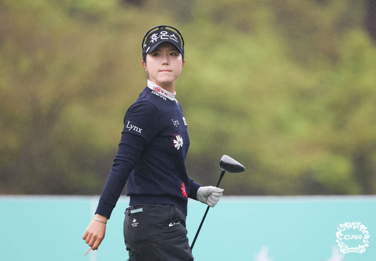 최예림이 KLPGA투어 iM금융 오픈 1라운드 13번 홀에서 티샷한 뒤 볼이 떨어진 곳을 쳐다보고 있다. 최예림은 지난 8시즌 동안  준우승을 8번 했다. KLPGA 제공.