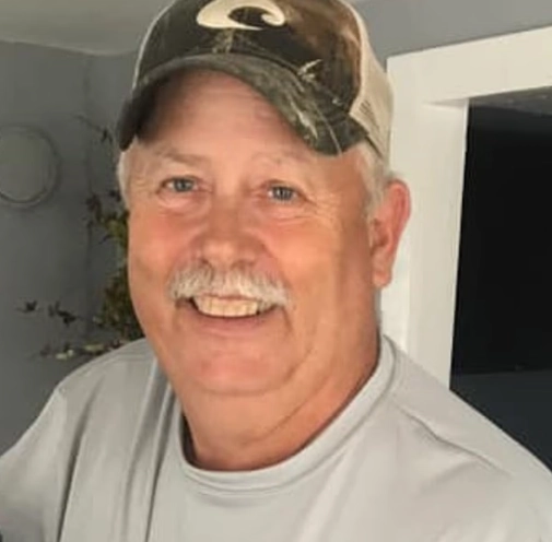 미국 플로리다주에서 아내와 아내의 직장 동료를 살해한 혐의를 받는 60대 남성이 범행 직후 바다에 뛰어들었다가 행인에게 구조된 사실이 알려졌다. 사진은 제시 스콧 엘리스(64). 페이스북