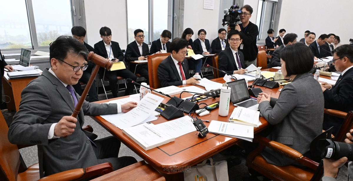 진성준 국회 예산결산특별위원회 위원장이 9일 국회에서 열린 제1회 추가경정예산안 등 조정소위원회 회의를 주재하고 있다. 2026.4.9 안주영 전문기자