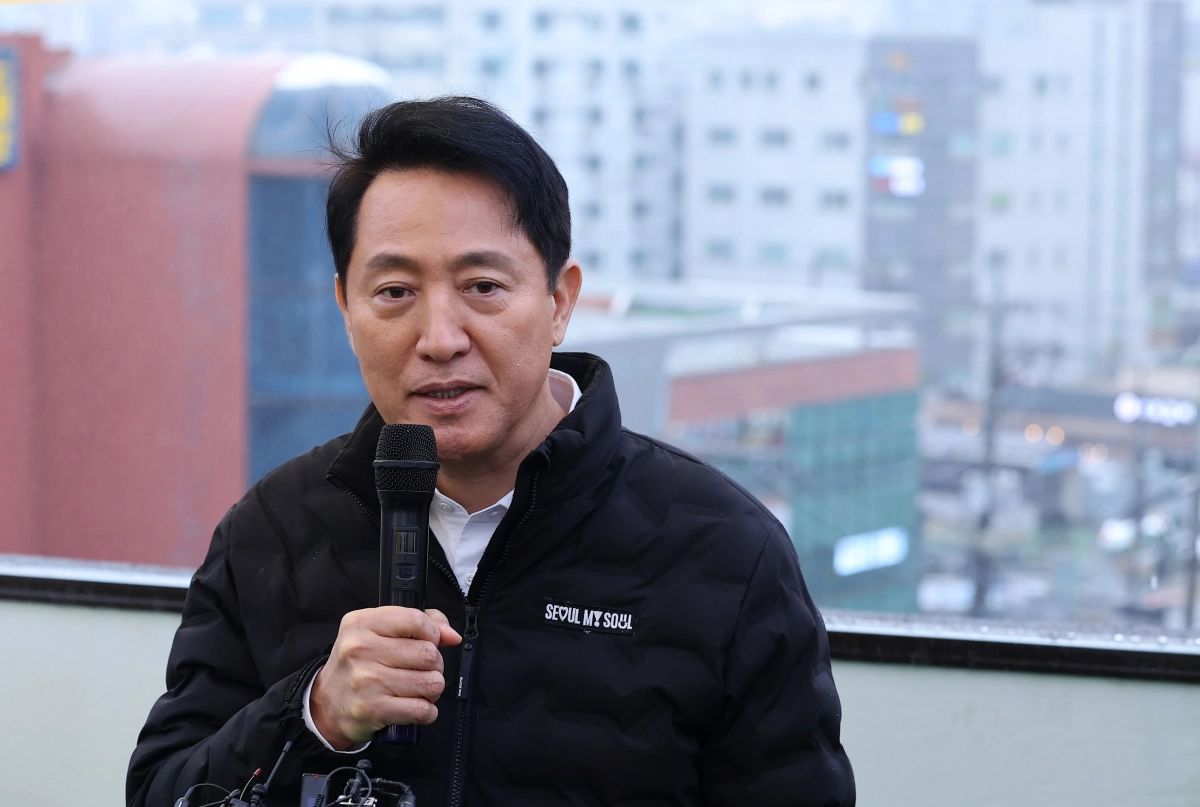 오세훈 서울시장이 9일 서울 동작구 대방동 신대방삼거리역 역세권 활성화사업구역을 현장 방문해 설명을 들은 후 사업 구상에 대해 발언하고 있다. 뉴스1