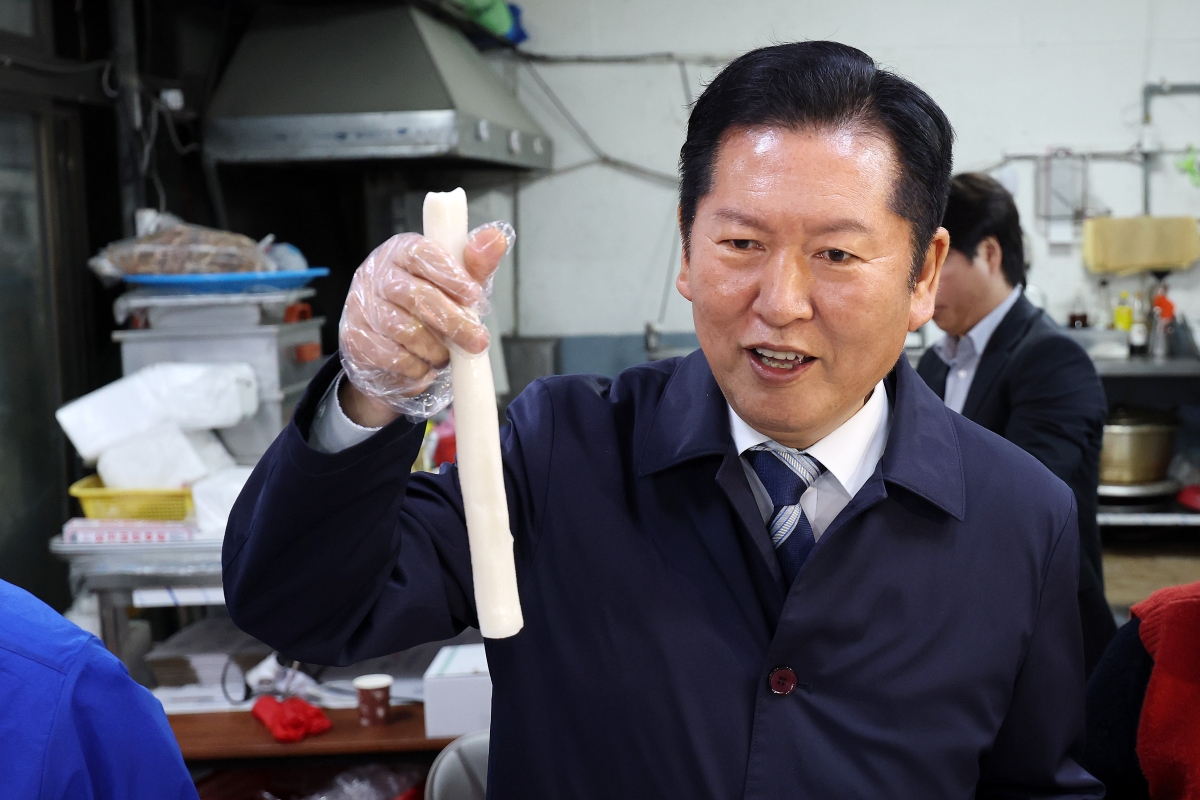 정청래 더불어민주당 대표가 9일 전남 여수시 서시장의 한 떡집을 방문해 직접 판매하고 있다. 연합뉴스