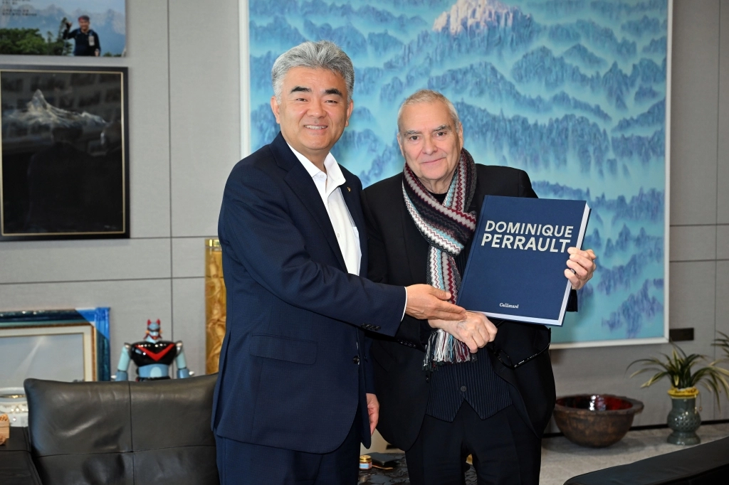 정원주(왼쪽) 대우건설 회장과 프랑스 건축가 도미니크 페로가 8일 서울 중구 을지로 대우건설 본사에서 면담을 갖고 기념촬영을 하고 있다. 대우건설 제공