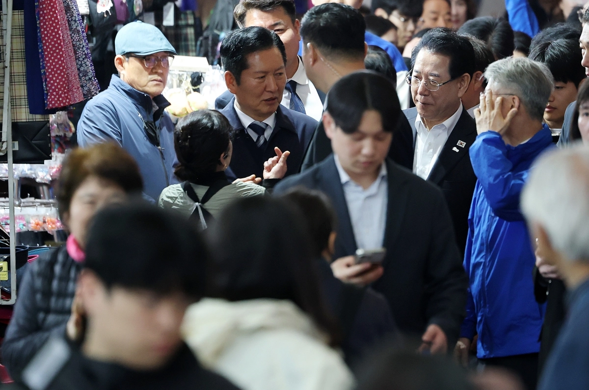 시장 상인들에 귀 기울이는 정청래·민형배·김영록