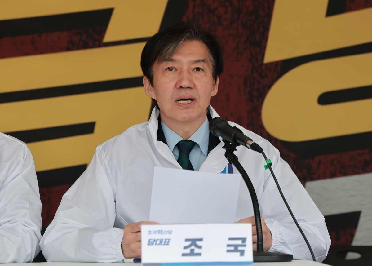 조국혁신당 조국 대표가 9일 국회 본청 앞 정치개혁 촉구 천막농성장에서 열린 최고위원회의에서 발언하고 있다. 2026.4.9. 연합뉴스