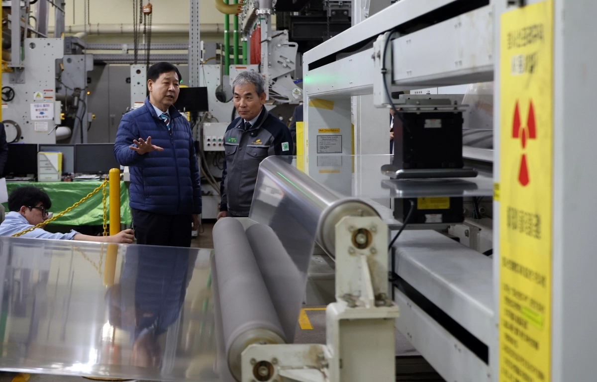 필름생산업체 현장 찾은 구윤철 부총리