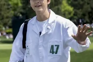 골프 홍보대사 송중기, 마스터스 파3홀 콘테스트에서 임성재 캐디로