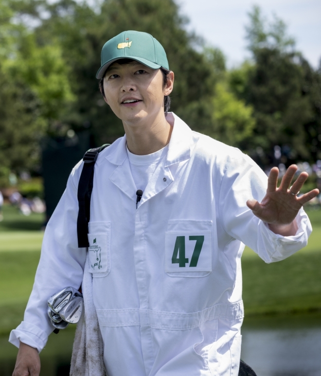 골프 홍보대사 송중기, 마스터스 파3홀 콘테스트에서 임성재 캐디로