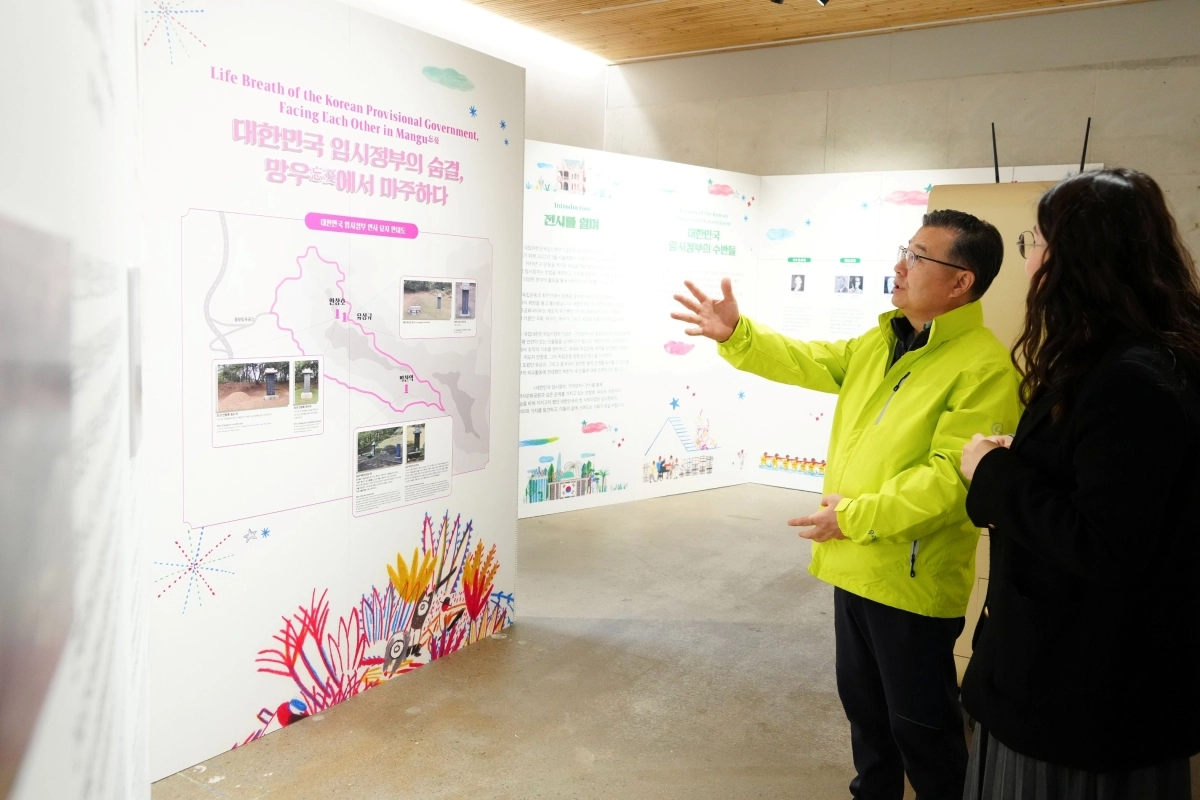 류경기 중랑구청장이 ‘대한민국 임시정부 기억상자’ 전시를 관람하고 있다. 중랑구 제공