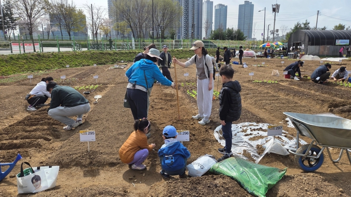 성동구 중랑천 산책로에 위치한 무지개텃밭. 성동구 제공