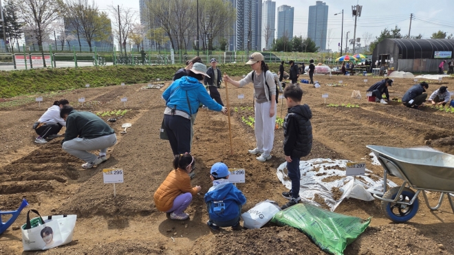 성동구, ‘무지개텃밭·다산농원’ 개장…도심 속 텃밭 가꾸기