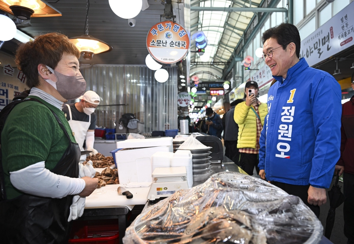 정원오 더불어민주당 서울시장 예비후보가 9일 서울 중랑구 동원시장을 방문해 상인들과 인사하고 있다. 2026.4.9 이지훈 기자