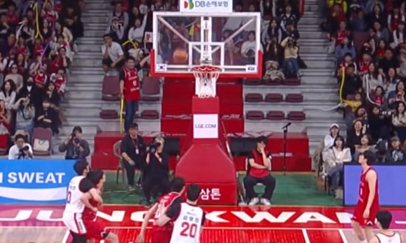 8일 남자농구 3~4위 결정전에서 SK와 정관장의 경기 모습. SK 김명진이 자유투 2구를 모두 놓치면서 ‘고의 패배’ 의혹이 불거졌다. KBS 제공