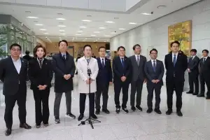 중앙지검·수원지검 방문한 국조특위…野 “연어 술파티 너무나 소설”