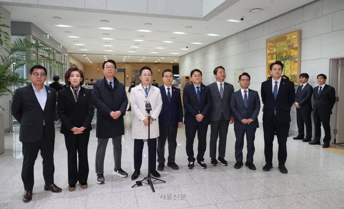 ‘윤석열 정권 정치검찰 조작기소 의혹 사건 진상규명 국정조사특별위원회’가 9일 경기 수원지검을 방문한 가운데 박성준 더불어민주당 간사를 비롯한 여야 의원들이 브리핑을 하고 있다. 오른쪽은 김봉현 수원지검장. 국회사진기자단