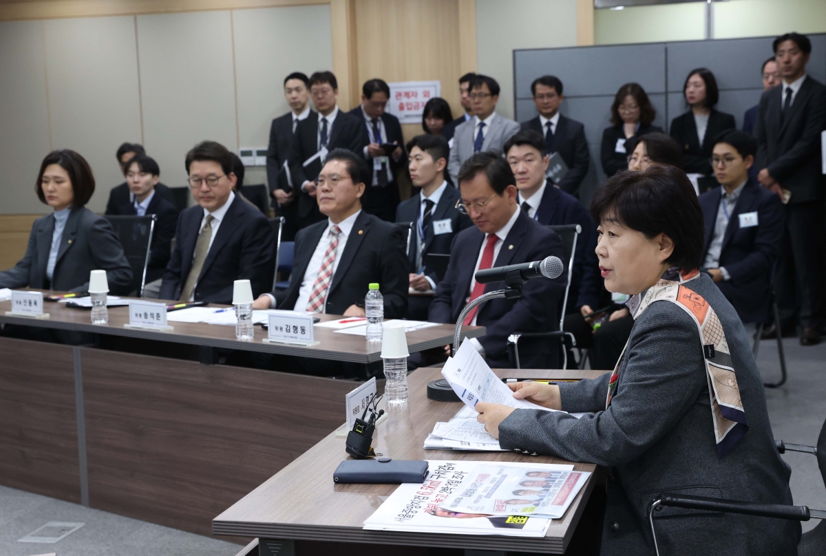 ‘윤석열 정권 정치검찰 조작기소 의혹 사건 진상규명 국정조사특별위원회’가 9일 서울중앙지검에 대한 현장조사에 나선 가운데 서영교 특위 위원장이 사전 기관 현황 설명에 앞서 발언을 하고 있다. 뉴시스