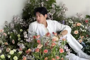 김선호, 꽃 사이로 번진 청량미… 화이트 룩으로 완성한 ‘봄의 남신’