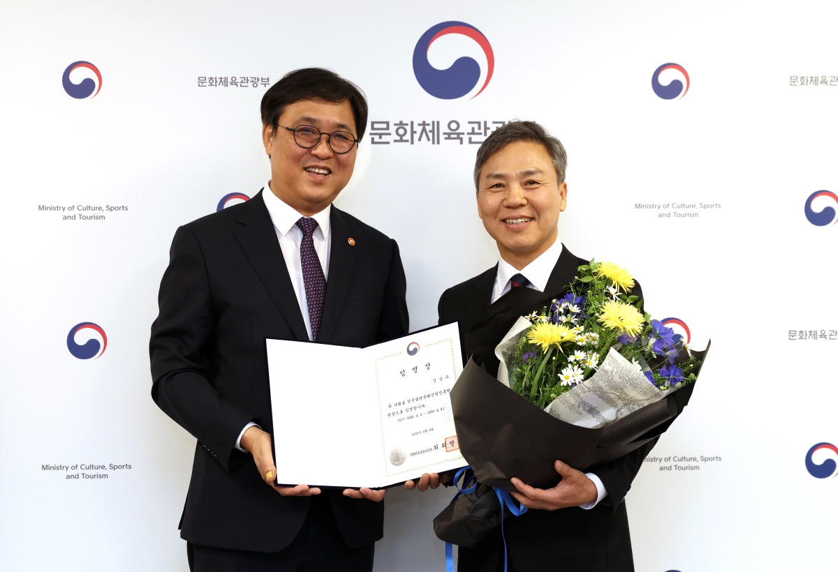 최휘영(왼쪽) 문화체육관광부 장관이 9일 서울 종로구 국립현대미술관 서울관에서 신임 김승수 한국출판문화산업진흥원 원장에게 임명장을 수여한 뒤 기념촬영을 하고 있다.  문체부 제공