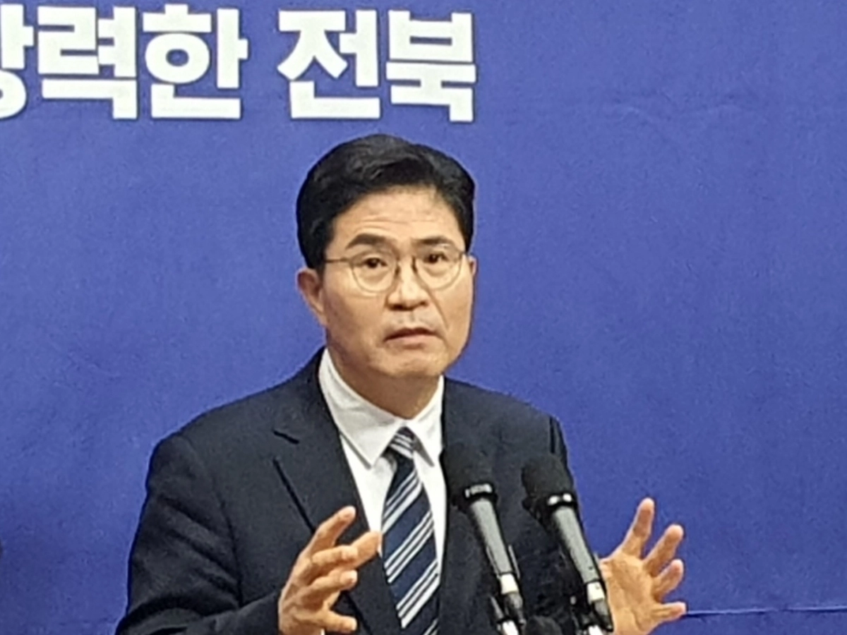 민주당 전북지사 경선에 나선 이원택 의원이 최근 제기된 식사비 대납 의혹에 대해 수사 확대를 촉구하고 나섰다.