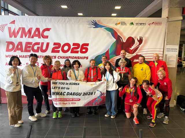 대구세계마스터즈 육상경기대회 조직위원회가 최근 폴란드 토룬에서 열린 유럽마스터즈 실내육상경기대회 현지에서 참가 선수를 모집하고 있다. 대구시 제공