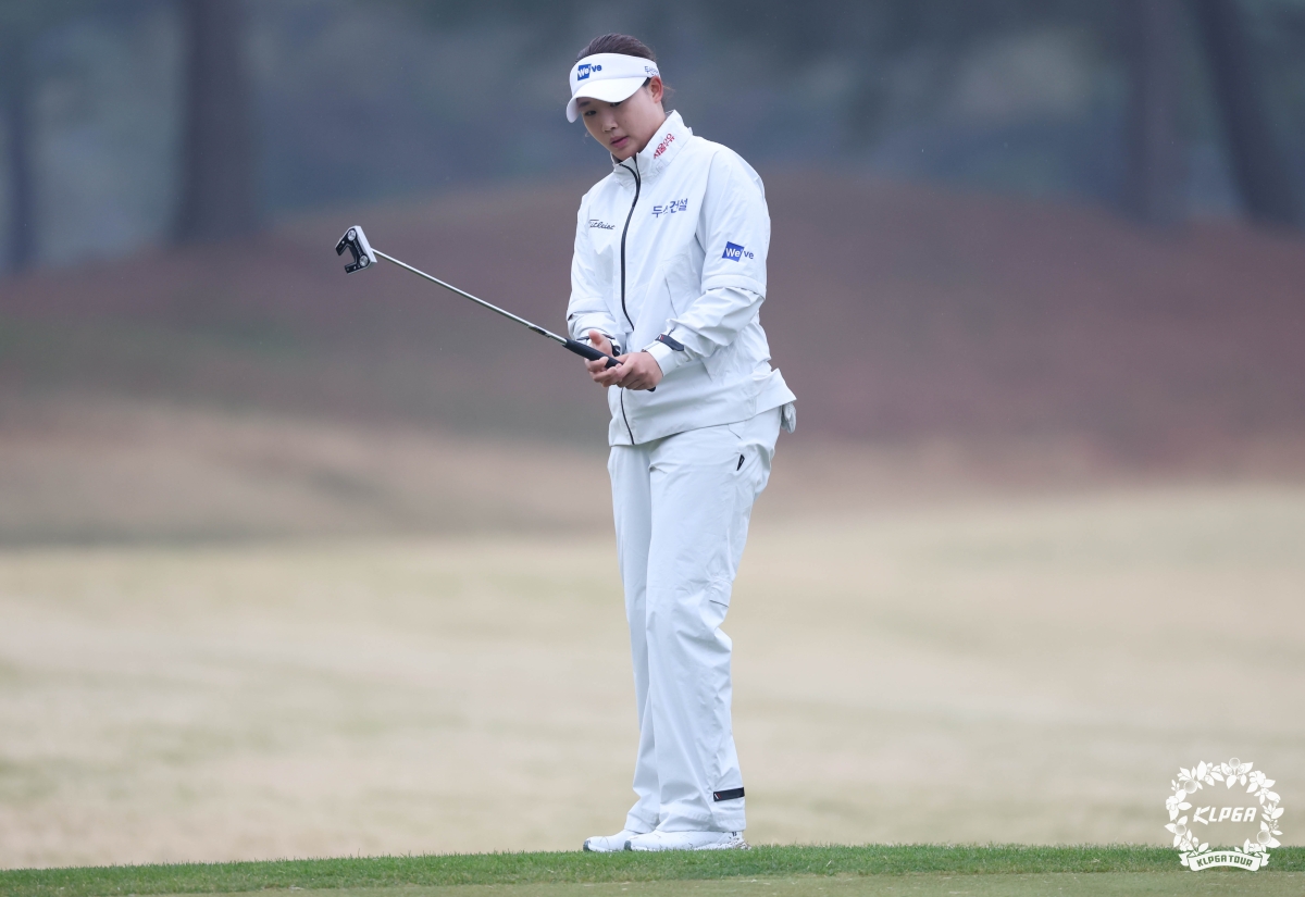 김민솔이 9일 경북 구미시 골프존 카운티 선산CC에서 열린 한국여자프로골프(KLPGA) iM금융 오픈 1라운드에서 퍼팅을 앞두고 그린을 파악하고 있다. 김민솔은 이날 6언더파 66타를 쳐 단독 선두를 달렸다. KLPGA 제공