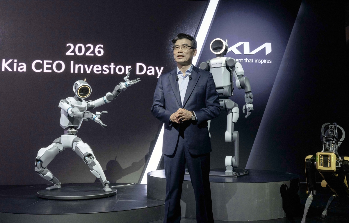 송호성 기아 사장이 9일 서울 중구 신라호텔에서 열린 ‘2026 CEO 인베스터 데이’에서 휴머노이드 로봇 아틀라스 모형을 배경으로 기아의 중장기 사업 전략을 설명하고 있다. 기아 제공