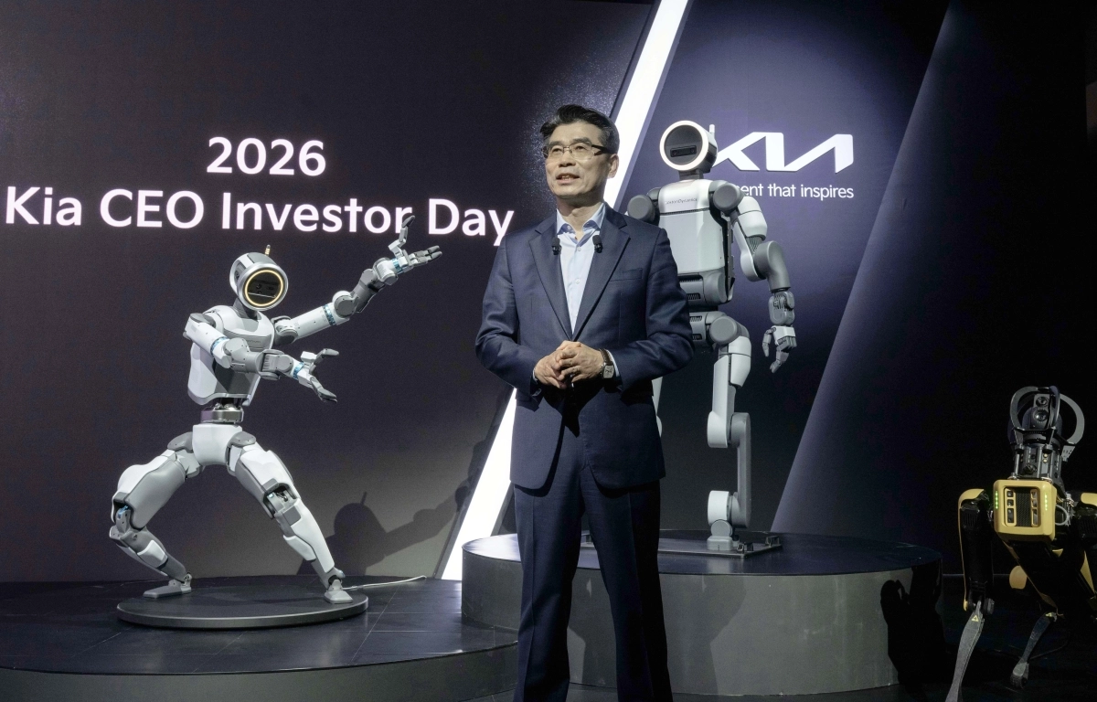 송호성 기아 사장이 9일 서울 중구 신라호텔에서 열린 ‘2026 CEO 인베스터 데이’에서 휴머노이드 로봇 ‘아틀라스’ 모형을 배경으로 기아의 중장기 사업 전략을 설명하고 있다.  기아 제공